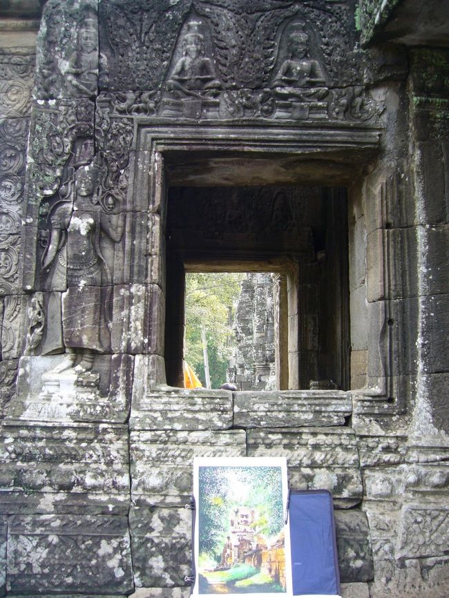 お気に入りの1枚。<br />地元の絵描きさん。バイヨン内で絵を売っています。<br />絵のモチーフは、もちろん四面像。<br />…で、その奥に見えるのが、本物の四面像！！！