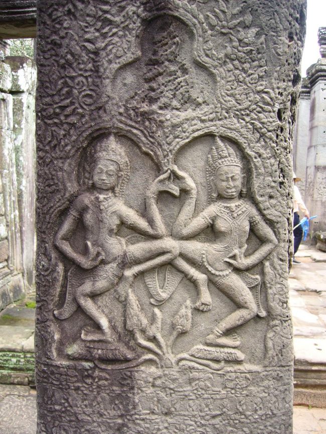 柱には、対になったブッダのレリーフ。<br /><br />…なんだか、良く見ると、お調子者風というか。<br />「あ〜ら、よっと♪」って感じ？