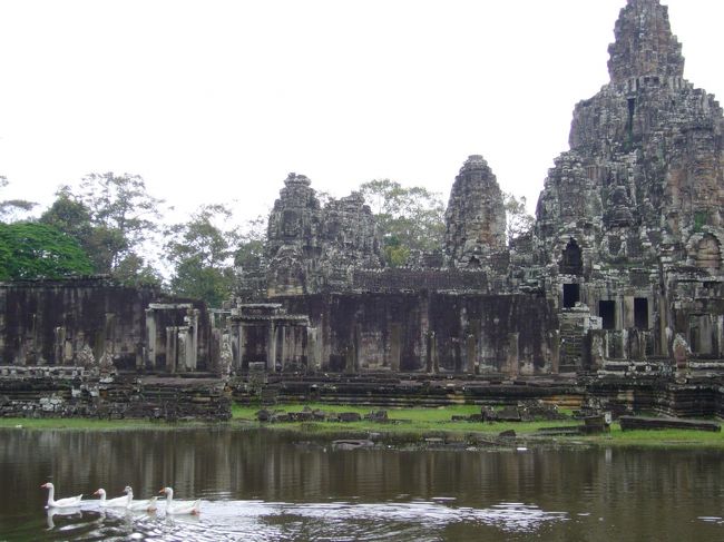 外から眺めるバイヨン。<br />こう見ると、結構大きい遺跡なんだなぁというのが分かります。<br />池にはアヒルさんが泳いでいてます。<br />