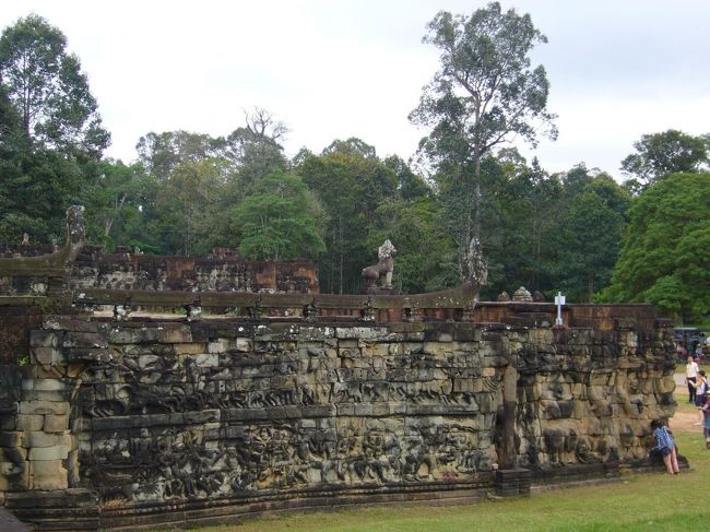 象のテラスからテクテクと横に歩いていくと、ライ王のテラスにたどり着きます。<br />