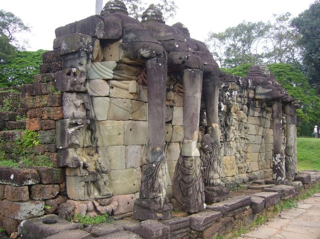 象の鼻のモチーフの像。<br />…可愛い…とか思ってしまうのは不謹慎なんだろうか？！