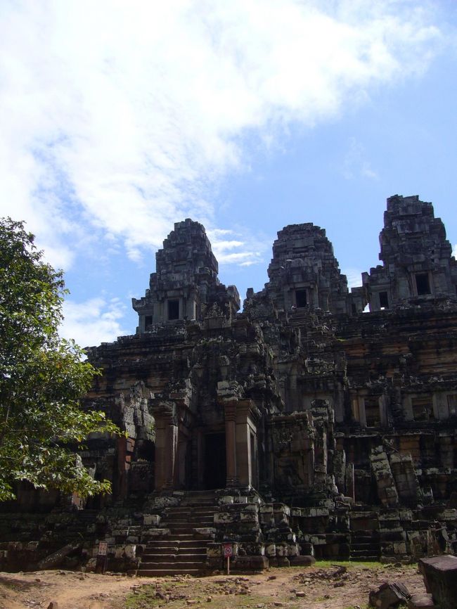 タケウ寺院。<br /><br />バイタクの運ちゃんに「この寺院の階段は補修されていなくて危険。上るなら自己責任でね〜」と言われ。ビビリな私は周りをぐるっと歩いただけで観光終了(汗)<br />でもでも、よ〜く目を凝らして見ると、てっぺんに観光客の姿がチラリ！ふわぁ〜勇気ありますね。