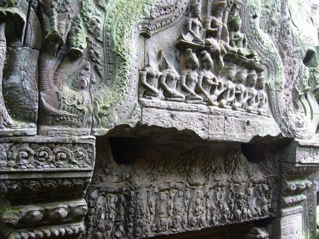 綿密なレリーフ。保存状態も悪くなさそうです。<br />細部を良く見ると、前面に出ていた荒々さは消え、繊細さを感じる不思議な遺跡。