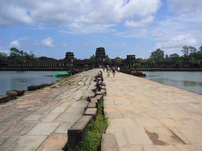 まぶしい昼下がり、アンコールワットに再訪！<br />はるか彼方に見えるはアンコールワット、いざ進まん！！<br />