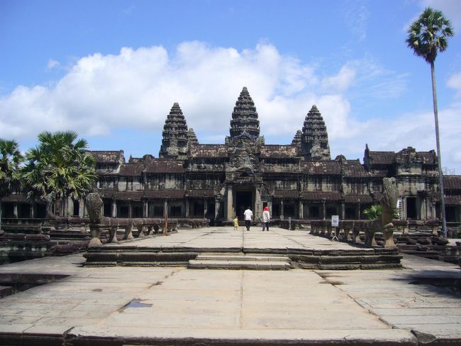 流れ落ちる汗をぬぐいながら、参道をテクテク。<br />中央祠堂が近づいてきました。<br /><br />