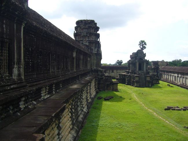 アンコールワットの側面。<br />…巨大すぎて、写真に収まりきらず。