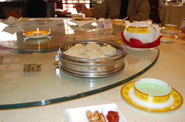 昼食は天津の狗不理という名の包子で有名な店で。