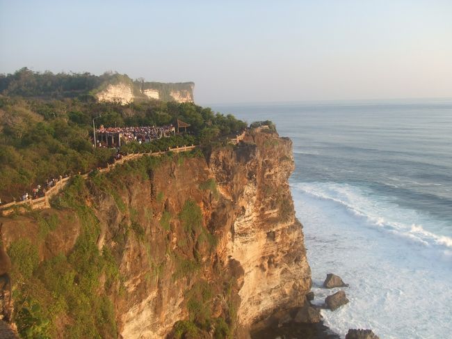 向こう側に見えるのがケチャの会場です。