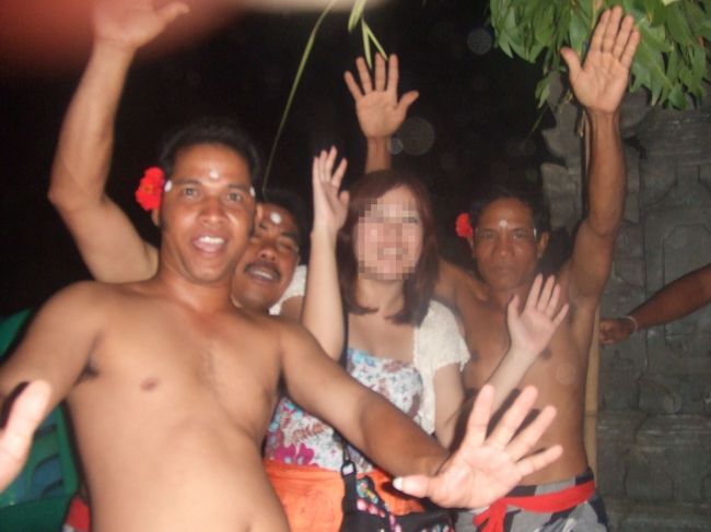 ケチャを踊ってた人たちといっしょにパチリ☆