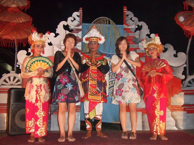 食事を食べるところにステージがあり、レゴンダンス(？)のショーをやっていました。<br />いっしょに踊らせてもらいました（＾∪＾）<br />楽しかった♪<br />記念にパチリ☆