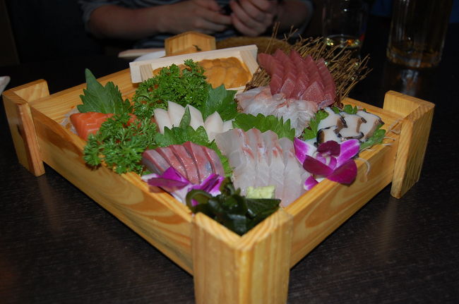 北京２日目。昨日とは反対方向を探すと日本料理屋が何件かありました。赤身、白身、タコ等々日本と同じです。私の好きなスーパードライもあるし、千寿、日本の焼酎も。