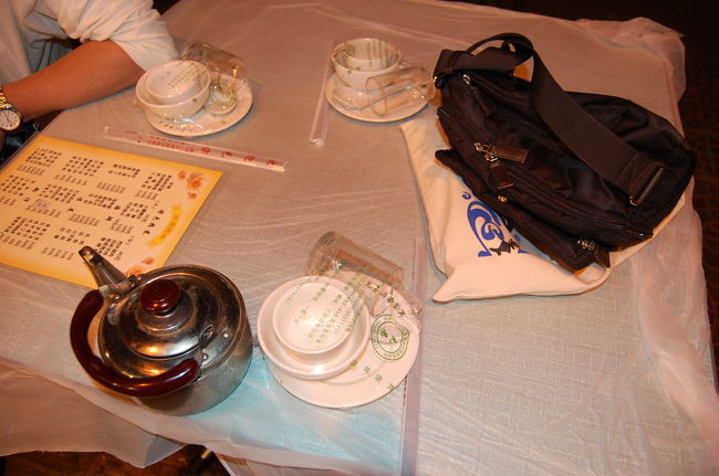 我々も一軒の店に入りました。皿などは一式ビニールに包まれて出てきました。