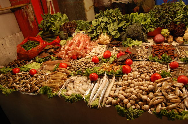 見た目は緑、赤など色とりどりでおいしそうですが、ただ一つ気持ち悪い幼虫が紛れ込んでいましたよ。