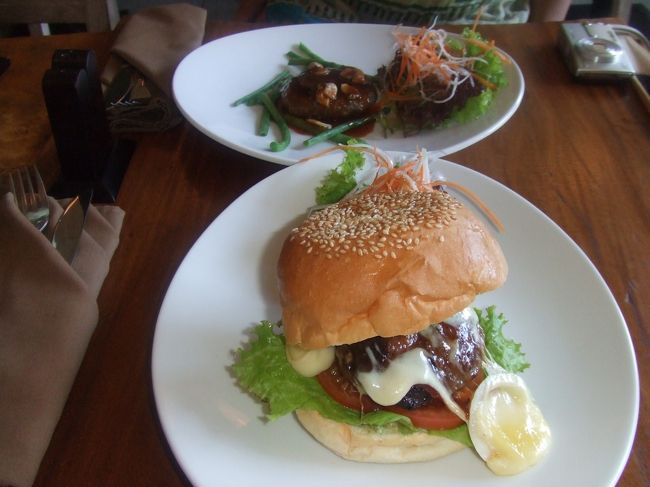 私はハンバーガー、母はハンバーグを注文♪