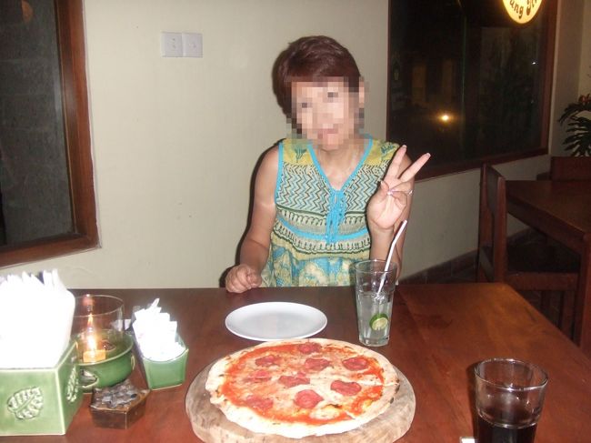 最終的には金欠になり、お財布の中身を気にしながら夕食はピザ１枚…<br />安かったけど、おいしかった☆<br />その後マッサージへ行き(金欠のためカード払い…苦笑)、ホテルへ戻りました。<br /><br />６日目-(１)-に続く... 