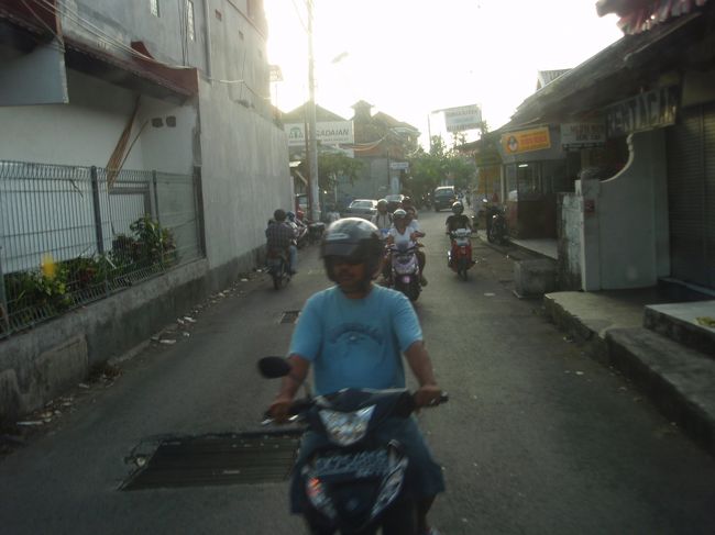 プラザバリからの帰りのバスの中から後ろにいるバイクに乗った人たちをパチリ☆