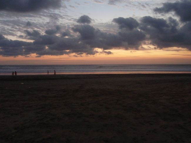 ホテルへ戻るともう夕方…<br />海の見えるバーへ行きました。