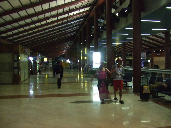 途中でジャカルタ空港に寄りました。<br />夜遅いのでほとんどのお店が閉まっていました↓