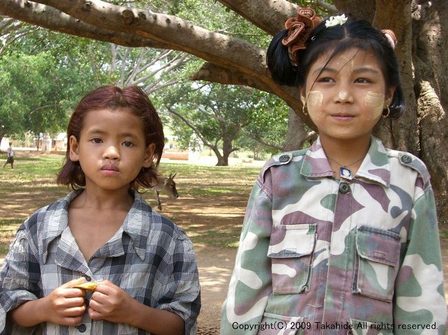 ピンダヤ(Pindaya)<br /><br />菩提樹の下では子供たちが遊んでいました。<br />