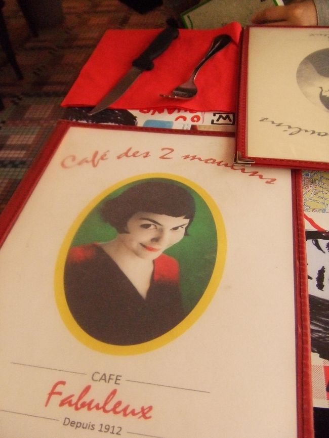 メニューです。<br />上映からかなり年月を経てますが、<br />未だにアメリ目当ての観光客が多かったです。<br />みんな、写真をバシバシ。