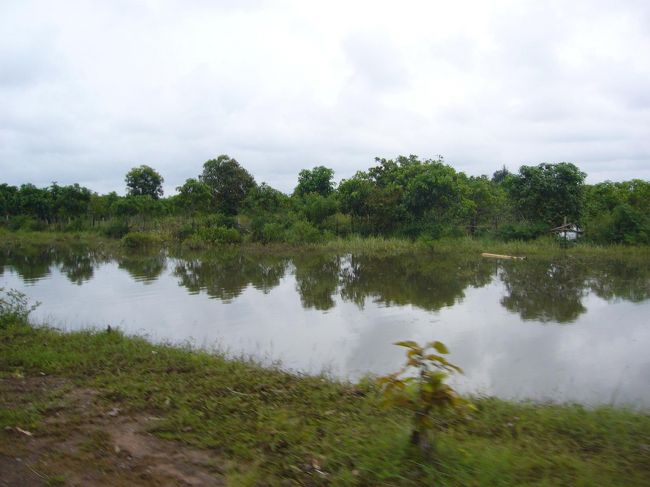 バイクの後部座席にて。<br />水量豊かに、緩やかに流れる川。