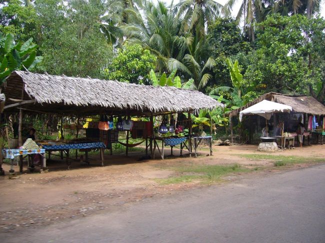 最初に向かうは、バンティアイスレイ。<br />シェムリアップの街からは、バイクで1時間超の距離。<br />道すがら、藁葺き屋根のお土産屋さんが並んでいます。<br />