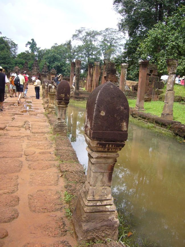 バイクに揺られ続けて、おしりが痛くなってきた頃(笑)、やっとバンティアイスレイ到着〜。<br /><br />参道の両脇には、リンガが並んでいます。<br />