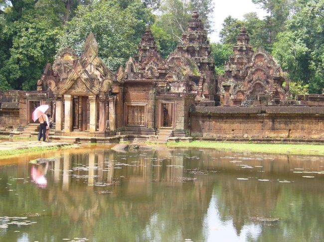 アンコールワットやバイヨンと同じく、バンティアイスレイ手前にも池が。<br /><br />