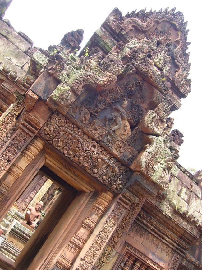 赤土色の門をくぐり、内部へ潜入。<br />