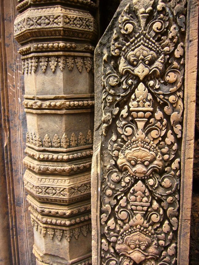 門脇にくっきりと浮かび上がる、不思議なレリーフ。<br />保存状態の良い遺跡だということがよく分かります。