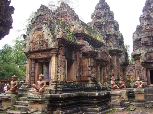 バンティアイスレイ内部の寺院。<br />お猿さんみたいな守り神が、周りをぐるりと囲んでいます。