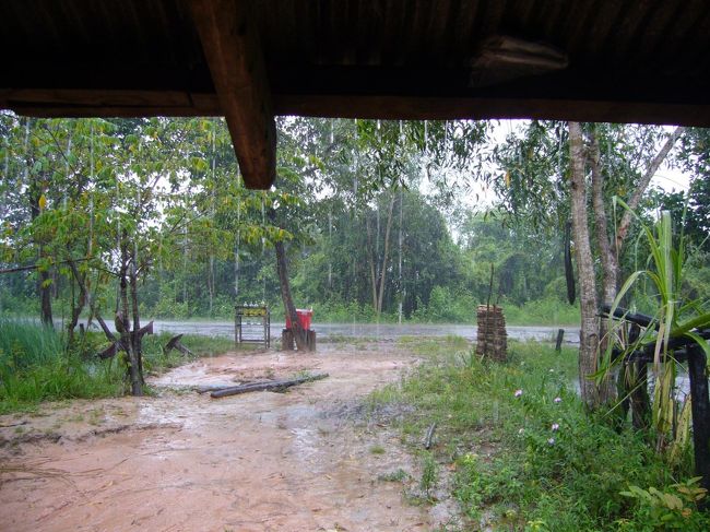 雨の中レインコートをかぶり、移動していたところ、バイクが故障(汗)<br /><br />民家の軒先に私を残し、走り去るドライバー(大汗)<br />ど、どうしたら良いのやら…