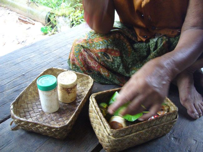 雨宿りさせてもらった民家(兼よろずや)のおばあちゃんが、噛みタバコを勧めてくれた。<br />とりあえずトライしてみる。<br />…！！ニガッ！シブッ！！…　せっかく勧めてくれたのに。ごめんよ、おばあちゃん。。。