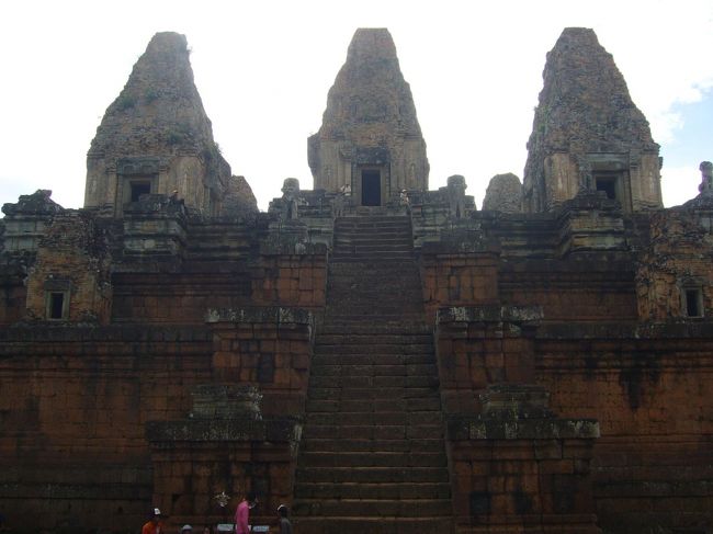 雨宿りしつつ、の観光だから、なかなか先へ進めませ〜ん(汗)<br />午後も遅くなって、遺跡大回りコース周遊スタート。<br />まずは、ここプレループ寺院から。