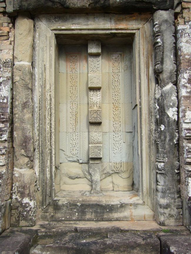 この扉を開けたら、どこか不思議な世界に行けそう？