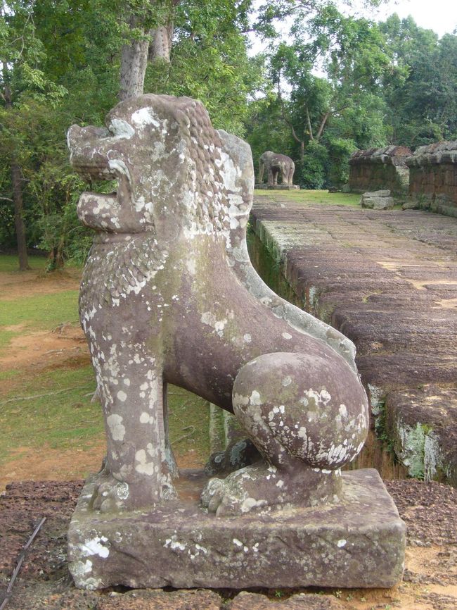 東メボン入り口にドデーン！と佇むシンハ。<br />…頼りがいありそう(笑)<br />