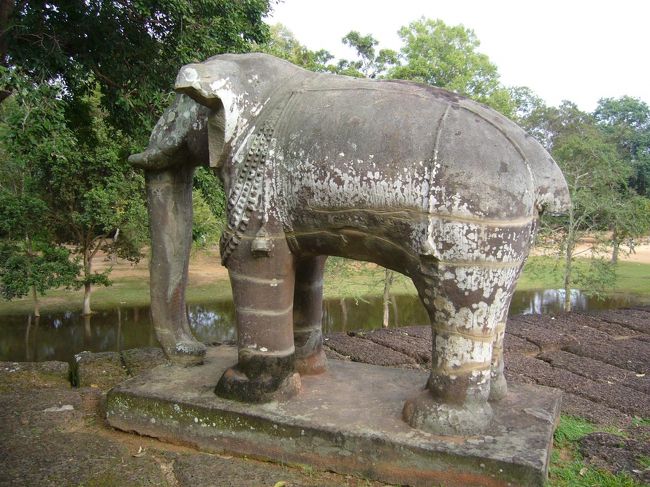 四方に佇む象さん。<br />可愛い☆<br />実物大？これ、実はかなり大きいのです。<br />