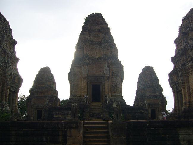 東メボン正面から。<br />この遺跡の雰囲気が好きで、もっと長く滞在したかったのだけれども…またまた雨がパラパラッと。<br />早々に退散です(泣)