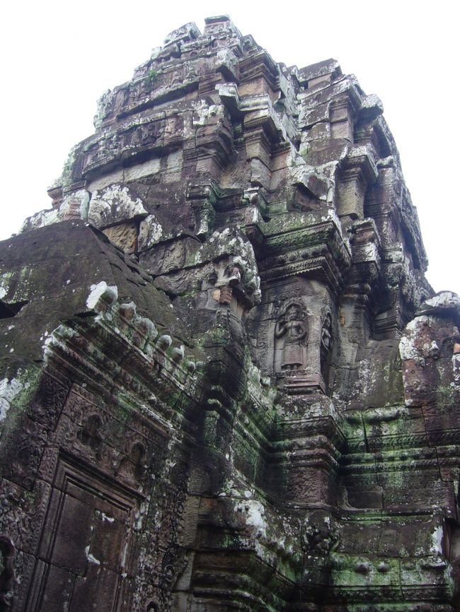 苔がたっぷり張り付いた寺院。<br />朽ち果てているけれども、幻想的な雰囲気が漂っています。