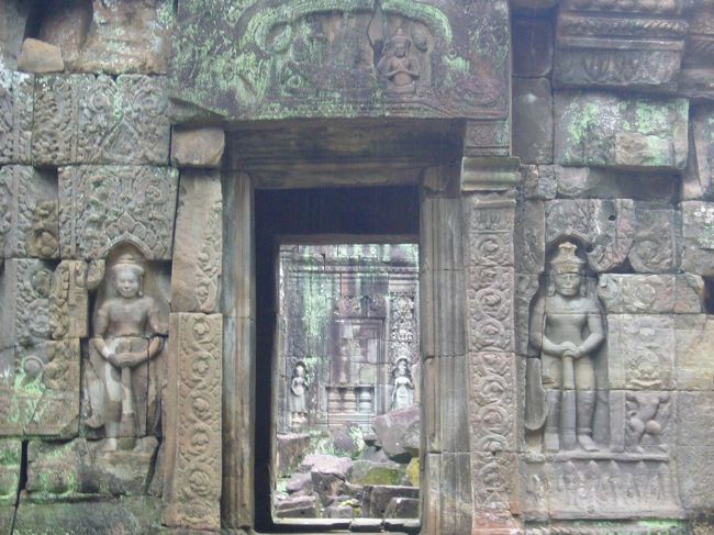 デバターは、割とキレイな状態で残っています。<br />デバター、その奥にも、またデバター。