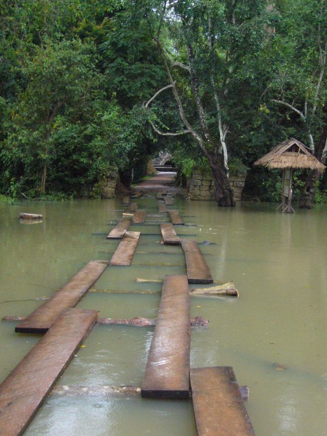 ネアックポアンの入り口。<br />雨季だからか？軽く洪水状態。<br />濡れないように、足下に気をつけながら、慎重に内部へ進んでいきます。