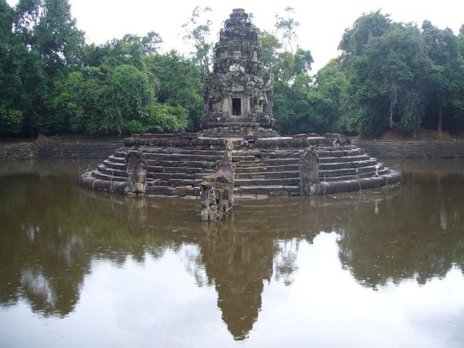 中心にたどり着きました〜。<br />祠堂の周りが池のようになっています。<br />水の恵みを感じる遺跡。