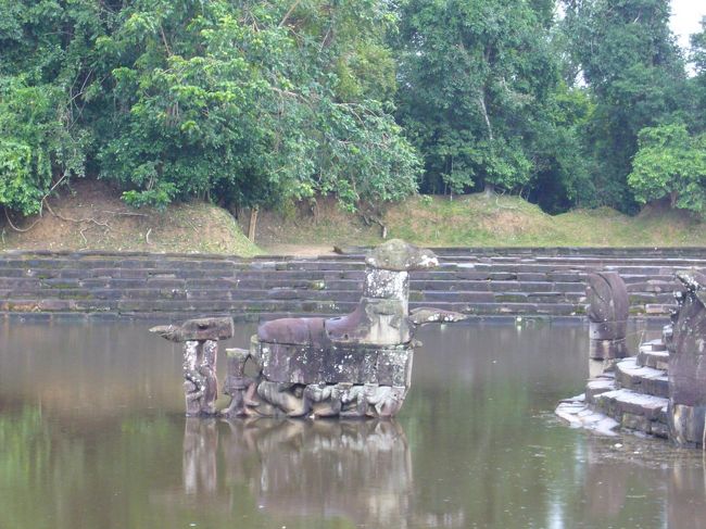 中央の祠堂と向き合うかたちで佇む、聖なる馬ヴァーラハ像。