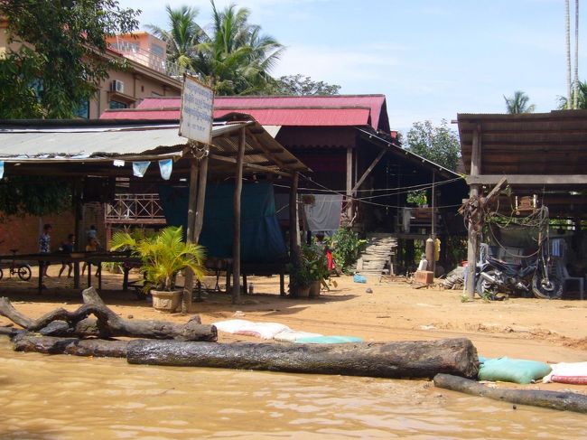 木で堤防を作り、家の敷地内に水が浸入しないようにしています。<br />生活の知恵ですねぇ〜。<br />