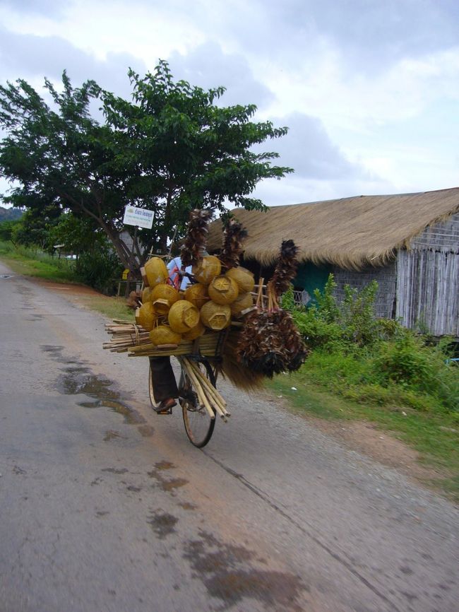 沢山の荷物を載せ、えっちら、おっちら自転車が進んでいきますよ〜♪