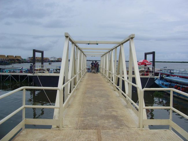 シェムリの街から30分ほどで、トンレサップ湖畔に到着〜。<br />