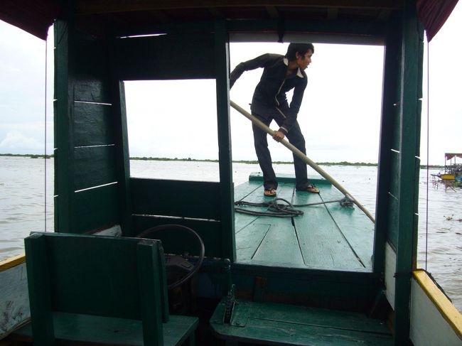船を貸し切り、湖内の探検に出かけます♪<br />一人で乗るにはちょっと大きすぎな船…なので、バイクのドライバーさんも誘って、一緒にクルーズへ。<br /><br />
