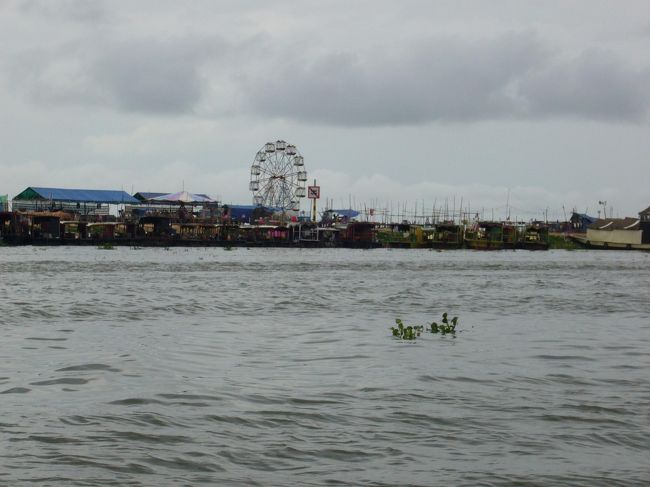 湖畔に見えるは、観覧車？！<br />カンボジアにも遊園地あるんですねぇー。