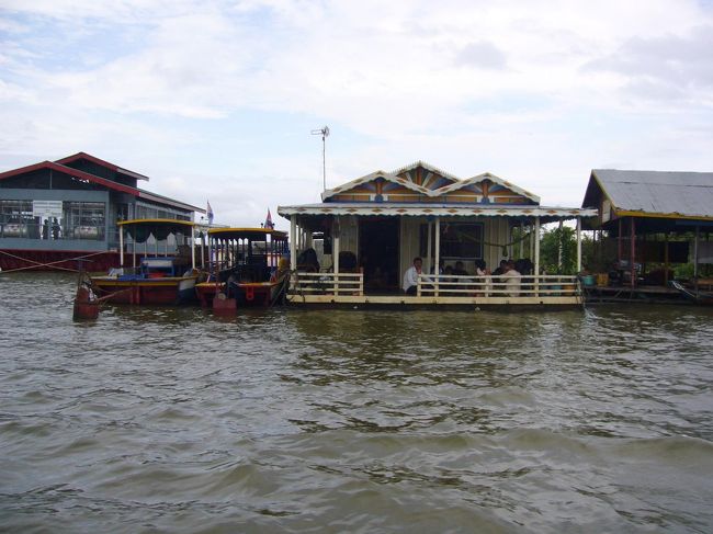 水上集落。<br />家の造りも立派で、快適そうな暮らしぶり？