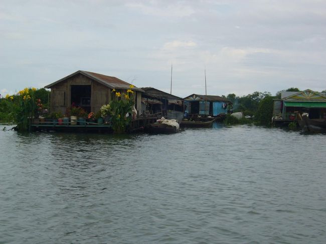 お花屋さんも！<br />色とりどりのお花がキレイ♪